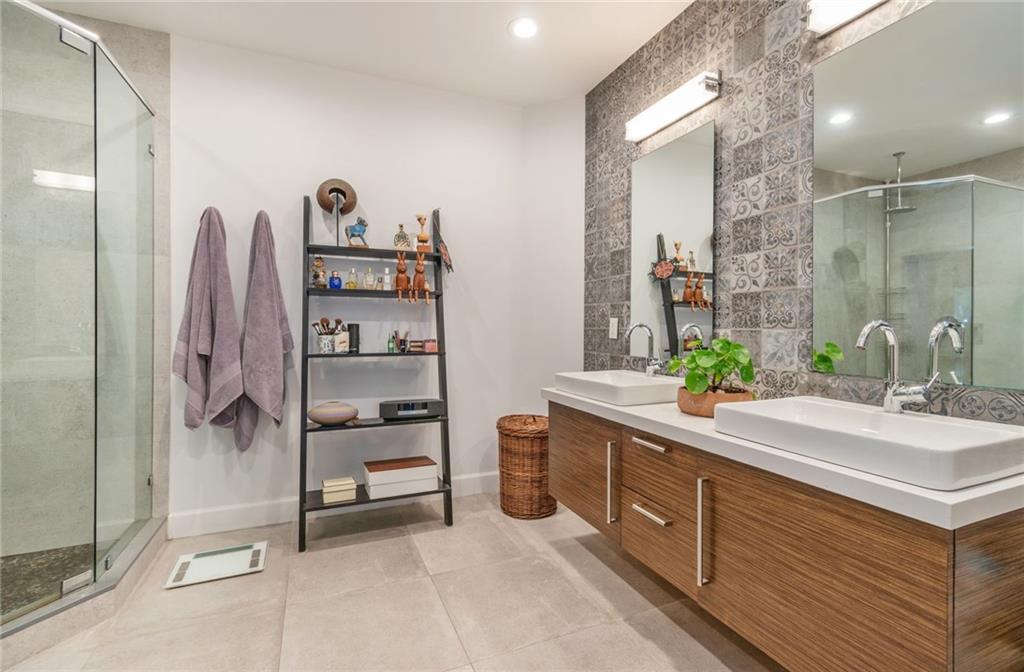 THE LEGENDS - Residential