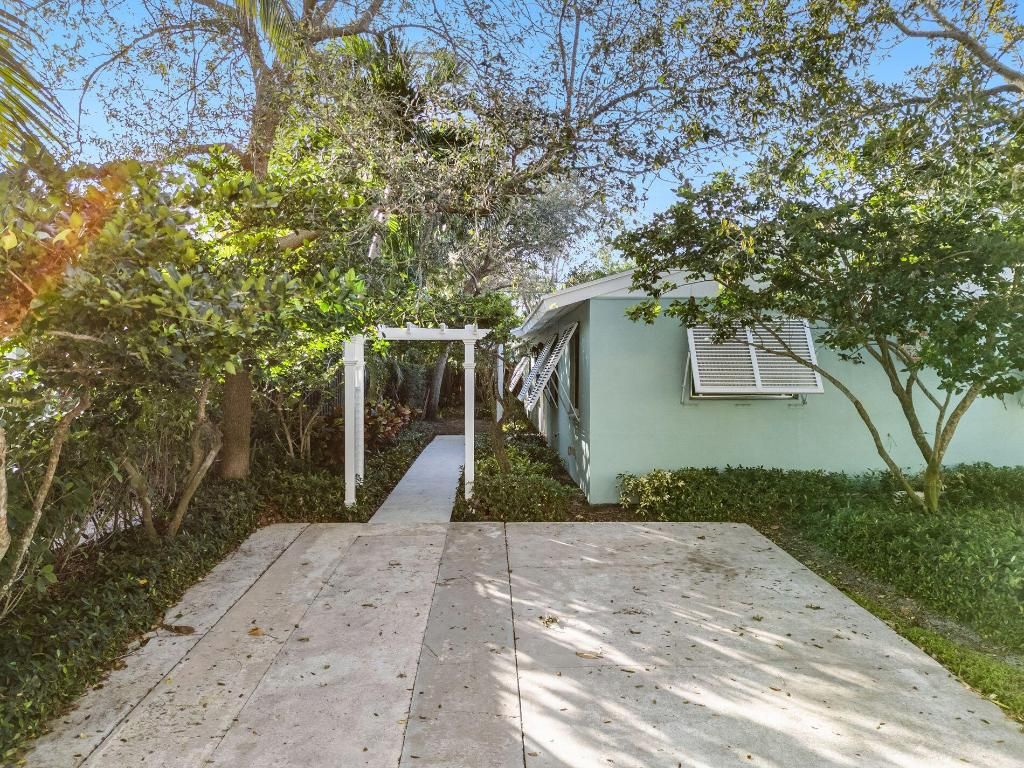 Photo of 320 NE 1st Avenue, Delray Beach, FL 33444 (MLS # R10946384)
