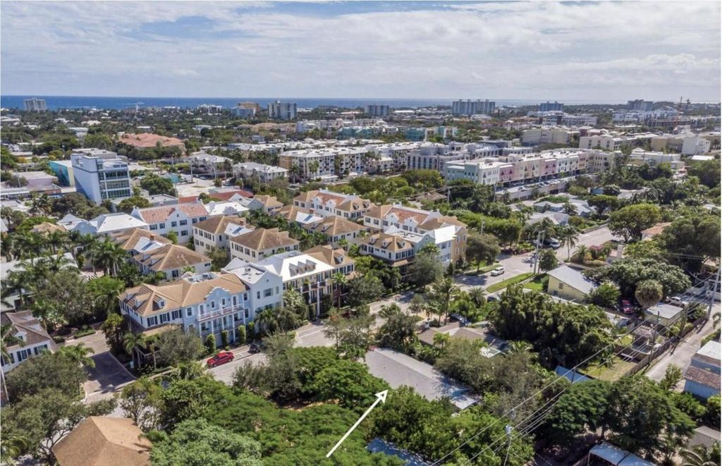 Photo of 320 NE 1st Avenue, Delray Beach, FL 33444 (MLS # R10946384)