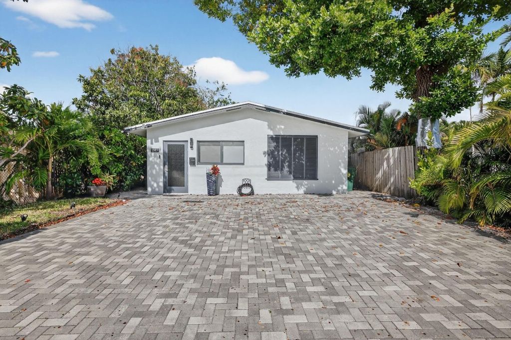 Photo of 1383 NE 38th Street, Oakland Park, FL 33334 (MLS # F10543946)