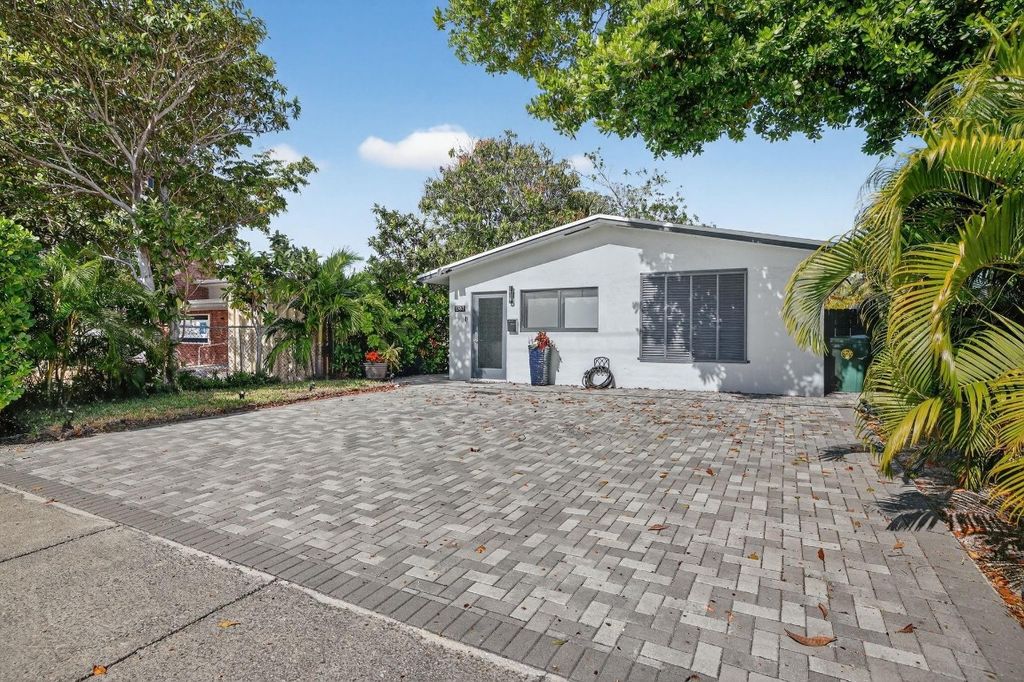 Photo of 1383 NE 38th Street, Oakland Park, FL 33334 (MLS # F10543946)