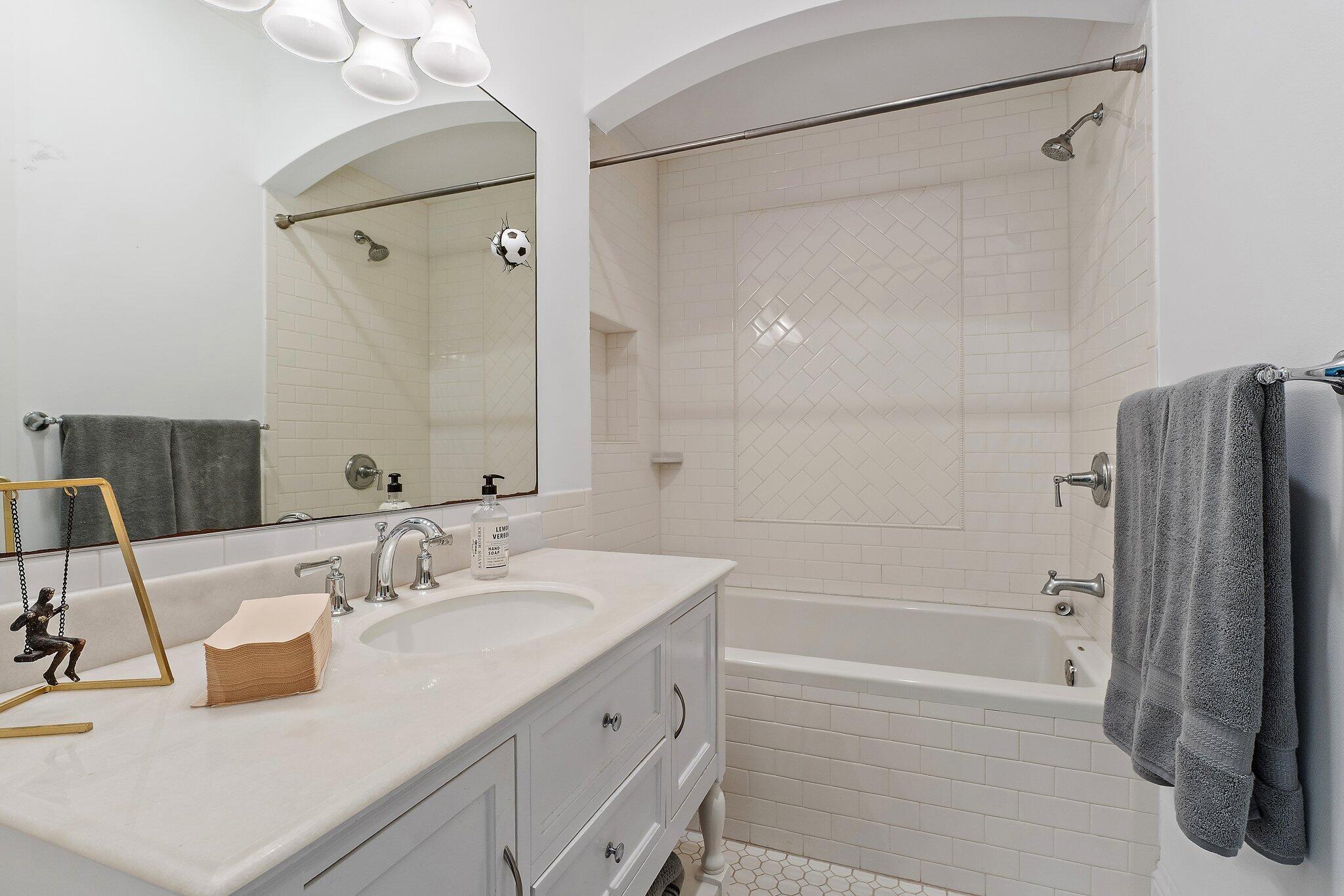 821015 Island Country - Residential