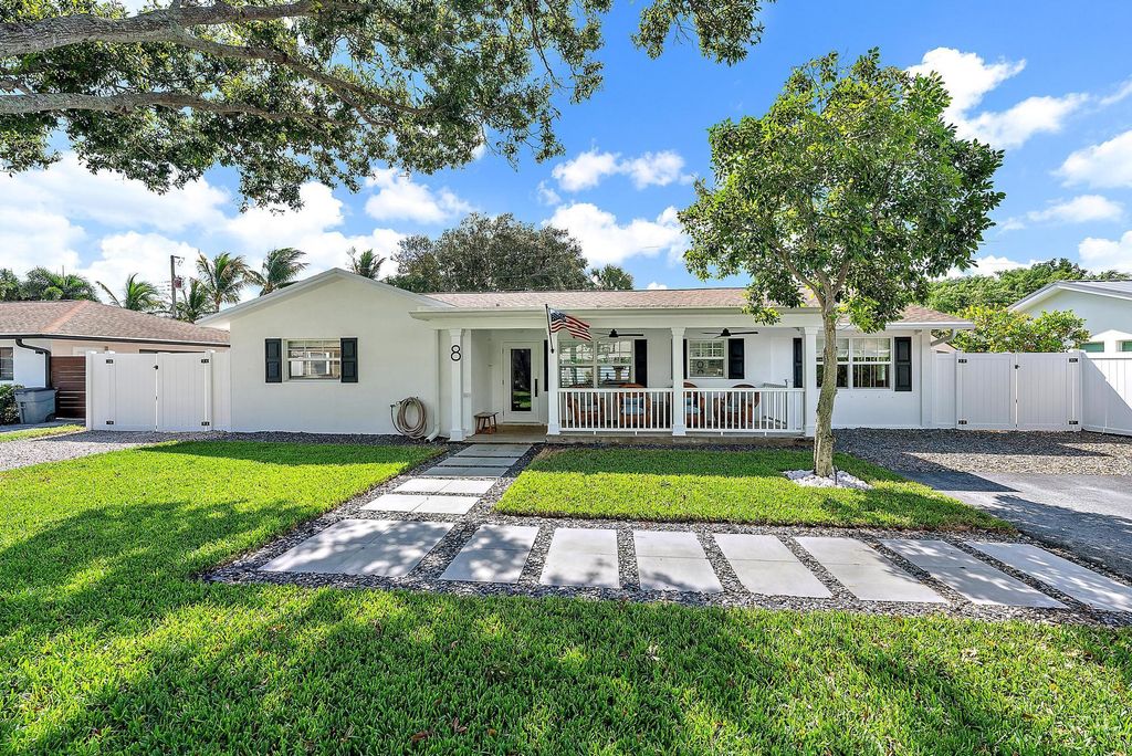 Photo of 8 Windsor Road W, Jupiter, FL 33469 (MLS # R11135538)
