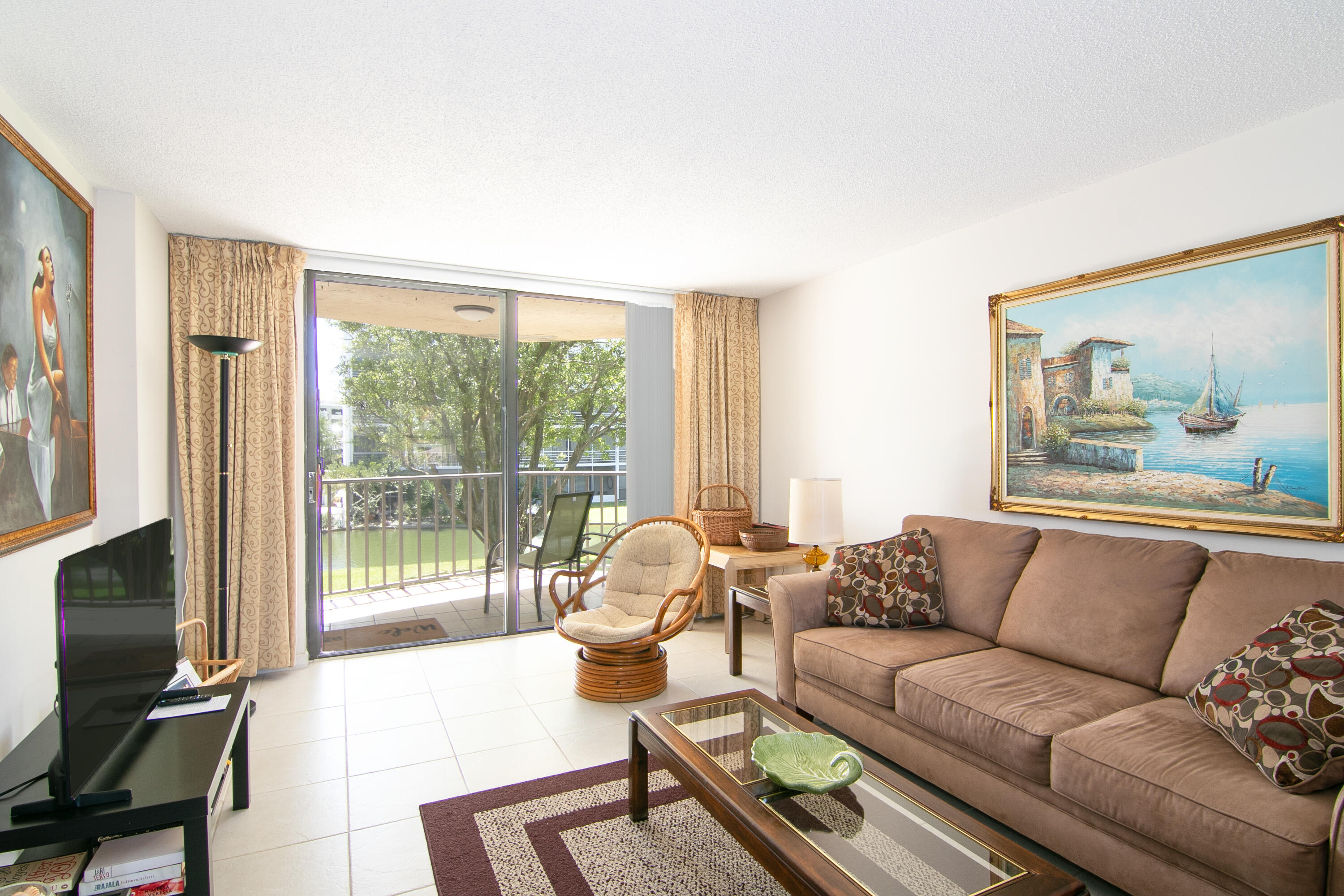 890 N Federal Highway 205