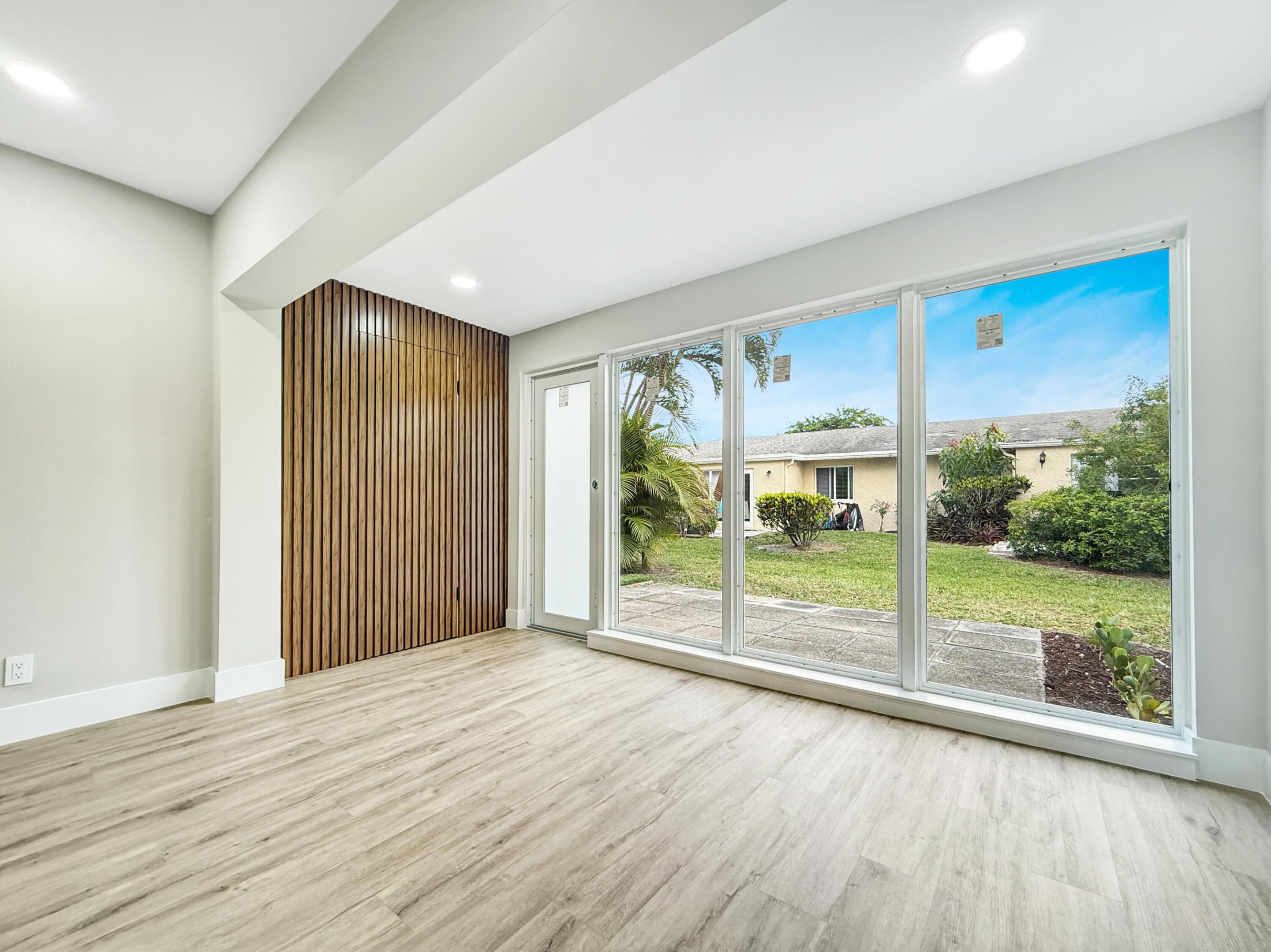 PALM GREENS AT VILLA DEL RAY CONDO I - Residential