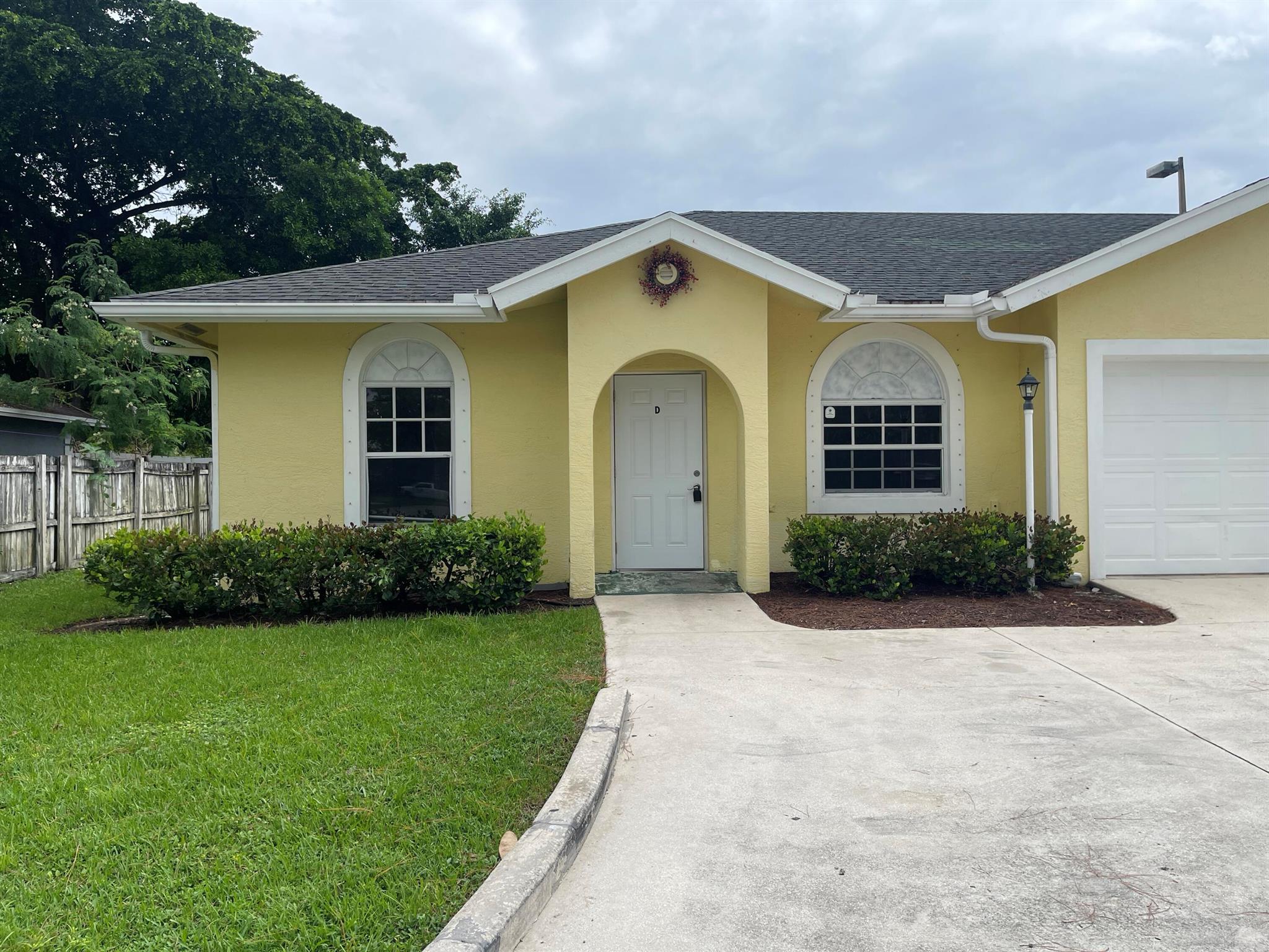 3 bed, 2 full bath apartment for rent in Wellington. Stainless Steel appliances, bathrooms and kitchen renovated!!1 car garage, two assigned parking spaces. No HOA! Great schools, restaurants and shopping nearby.