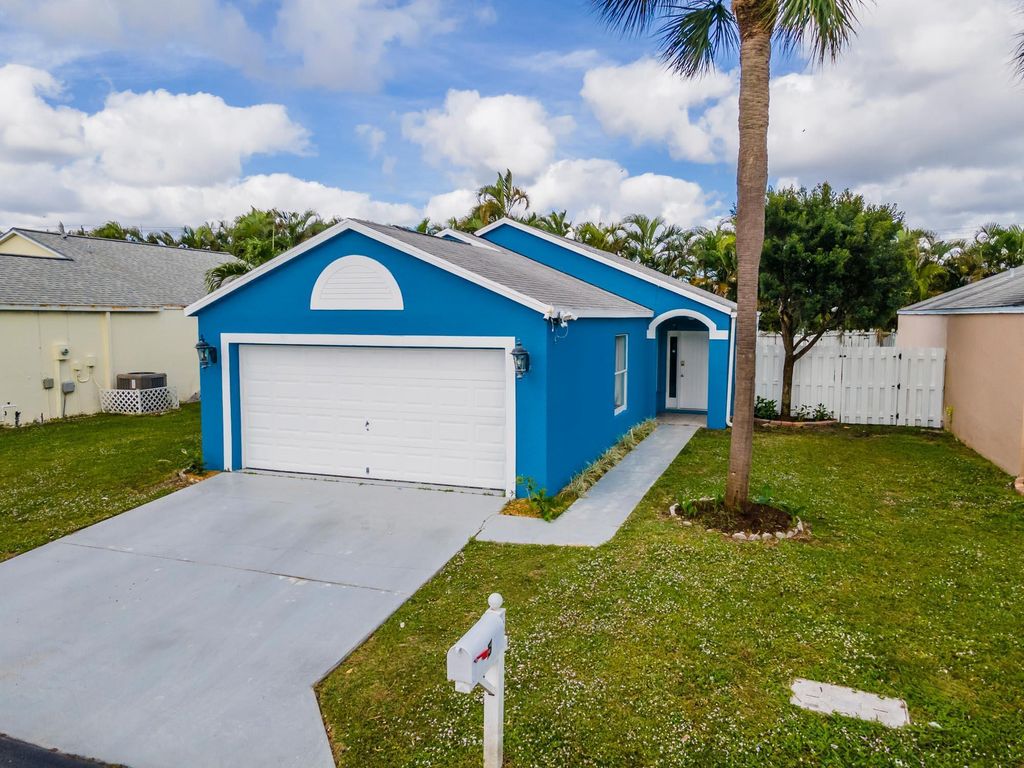 Photo of 5 Bentwater Circle, Boynton Beach, FL 33426 (MLS # R10943606)