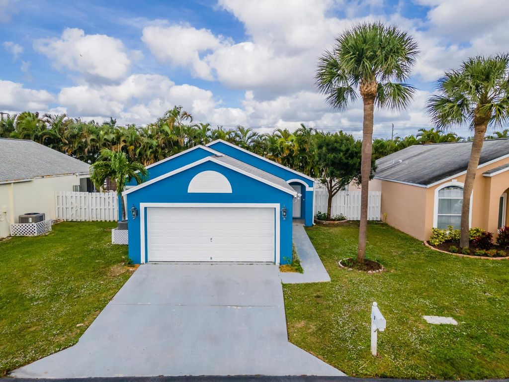 Photo of 5 Bentwater Circle, Boynton Beach, FL 33426 (MLS # R10943606)