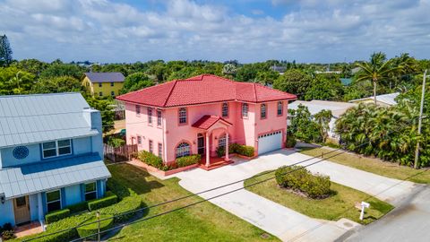 A home in Lake Clarke Shores