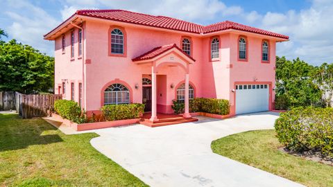 A home in Lake Clarke Shores