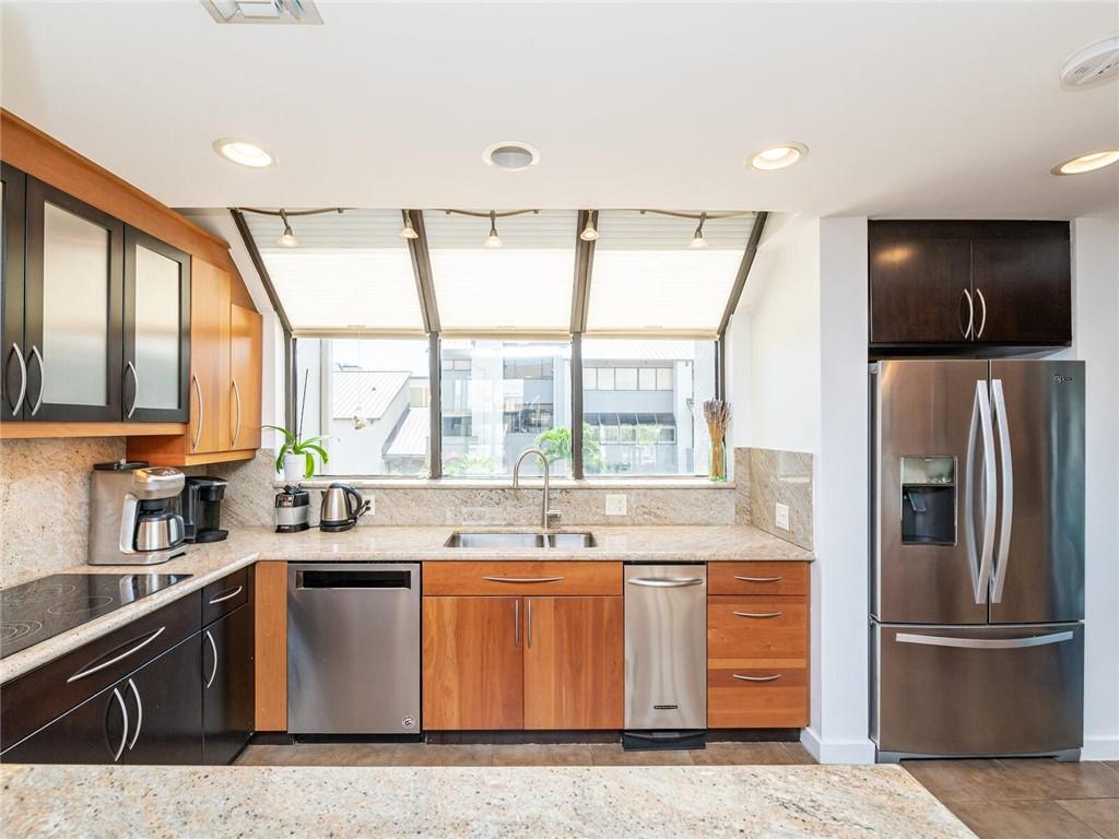 PORTSIDE YACHT CLUB - Residential