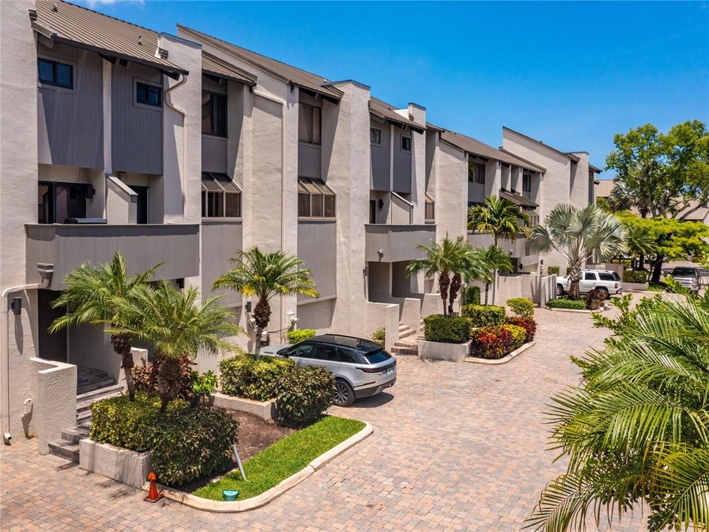 PORTSIDE YACHT CLUB - Residential