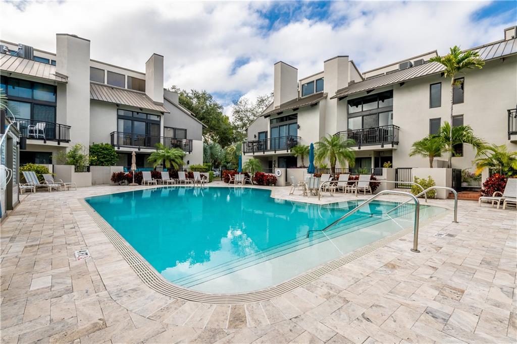 PORTSIDE YACHT CLUB - Residential