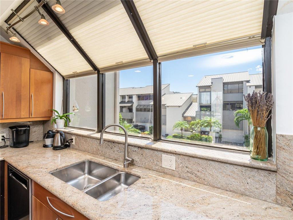 PORTSIDE YACHT CLUB - Residential