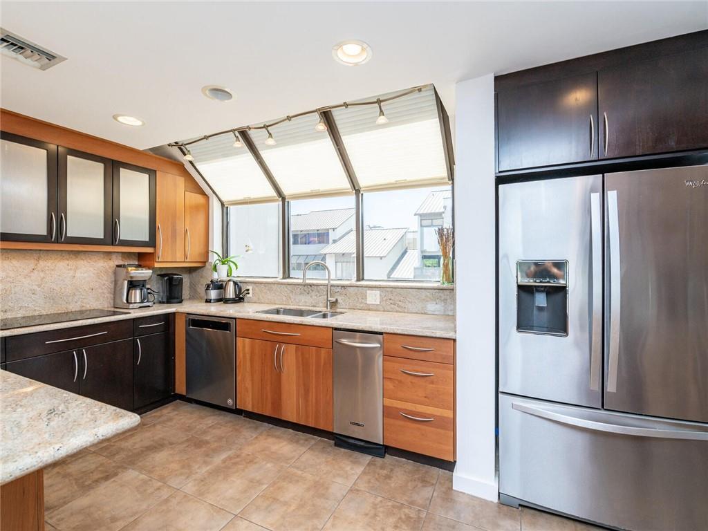 PORTSIDE YACHT CLUB - Residential