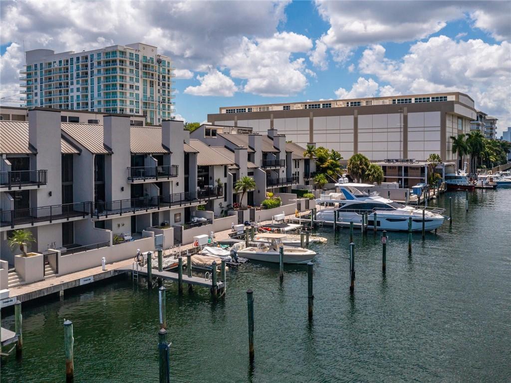 PORTSIDE YACHT CLUB - Residential