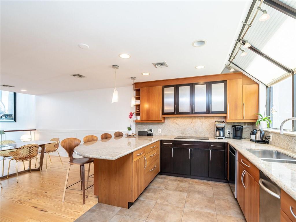 PORTSIDE YACHT CLUB - Residential