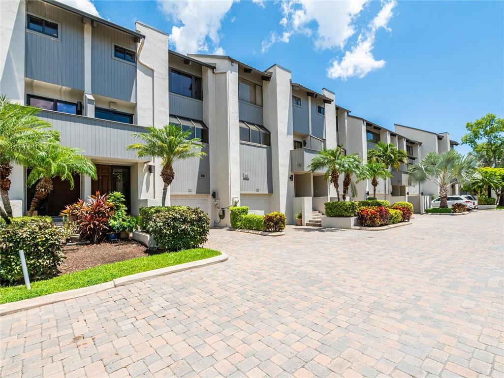 PORTSIDE YACHT CLUB - Residential