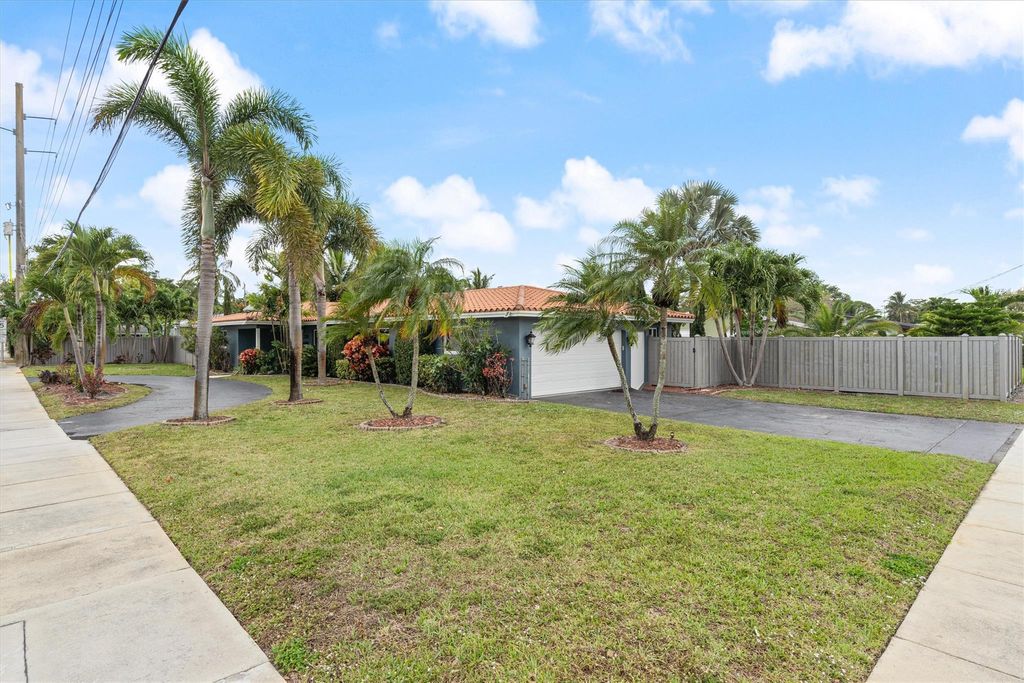 Photo of 3381 NE 8th Avenue, Oakland Park, FL 33334 (MLS # F10487486)