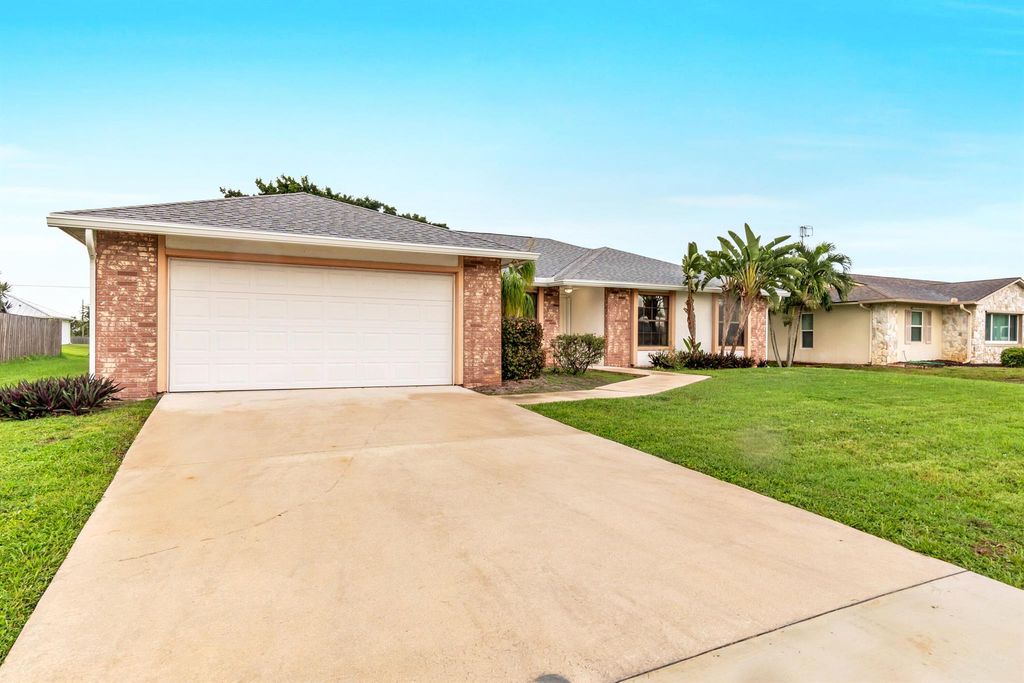 Photo of 655 SE Crescent Avenue, Port Saint Lucie, FL 34984 (MLS # R11128693)