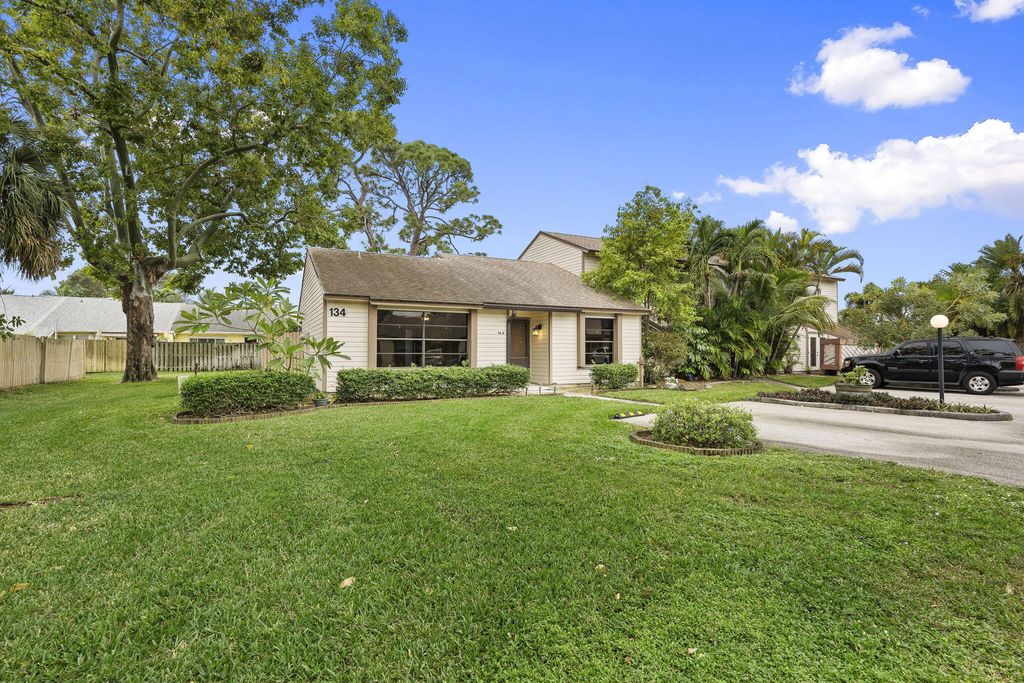 Photo of 134 Sherwood Circle #16a, Jupiter, FL 33458 (MLS # R11140309)