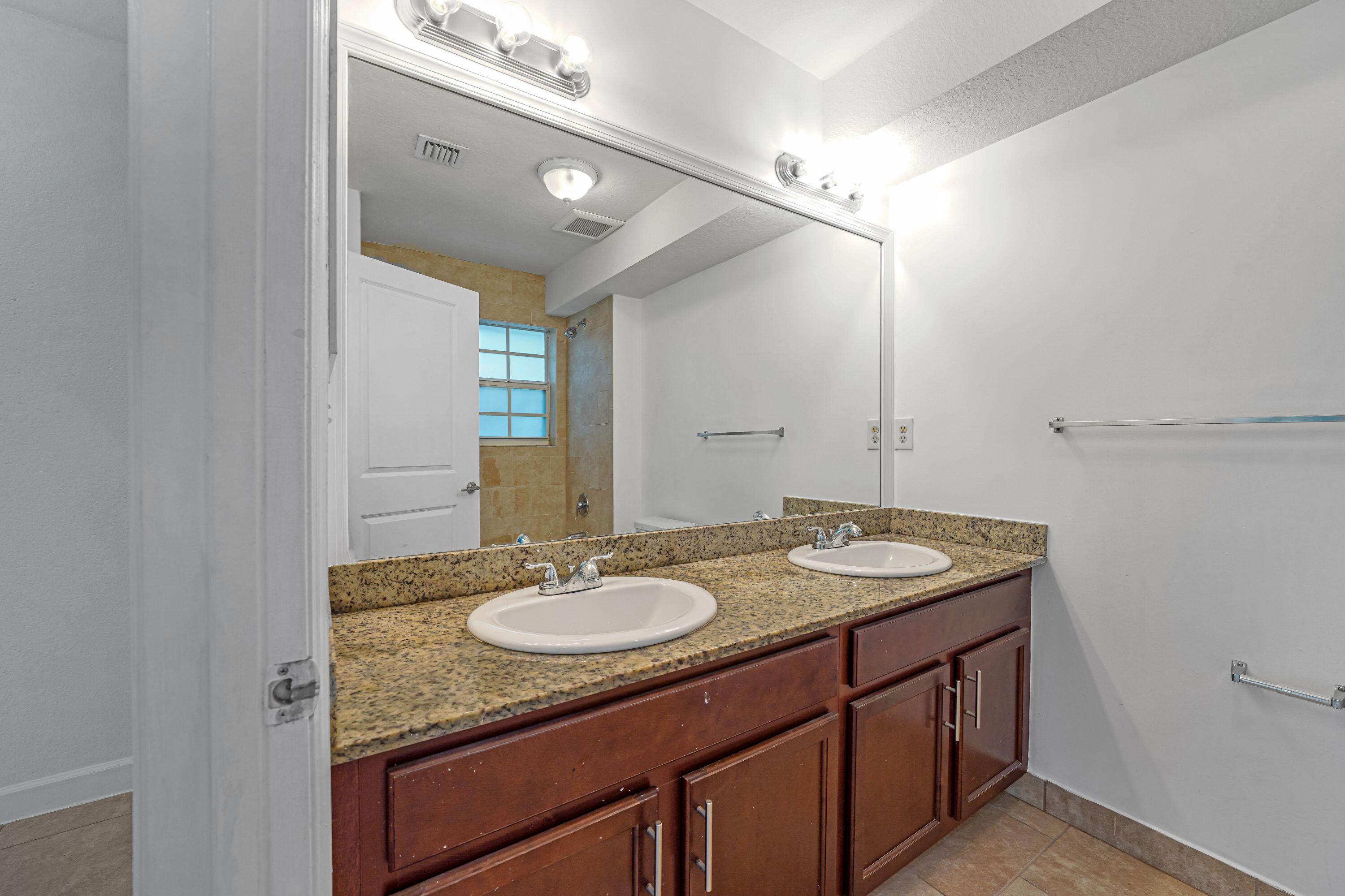 CASTLEWOOD - Residential Lease