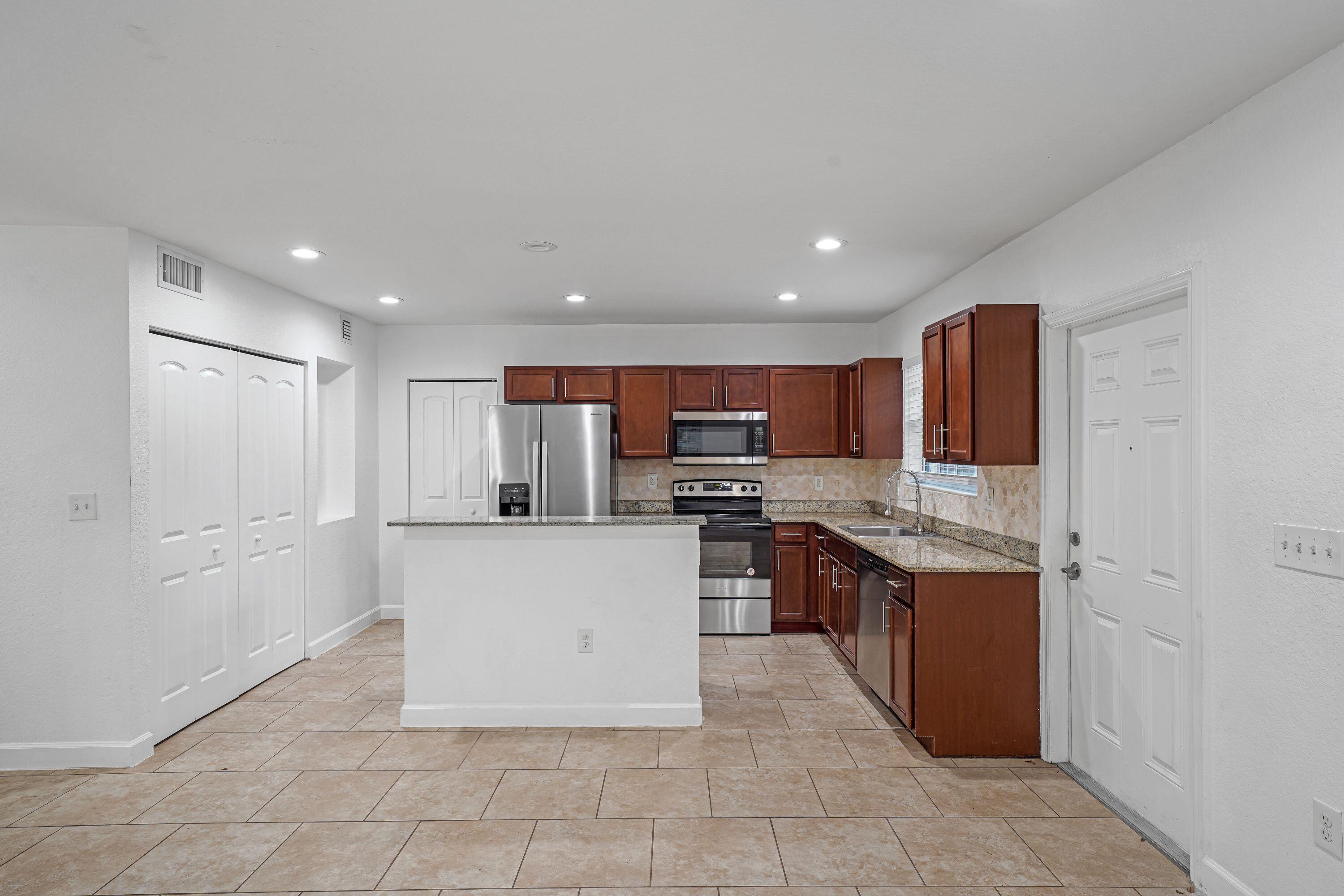 CASTLEWOOD - Residential Lease