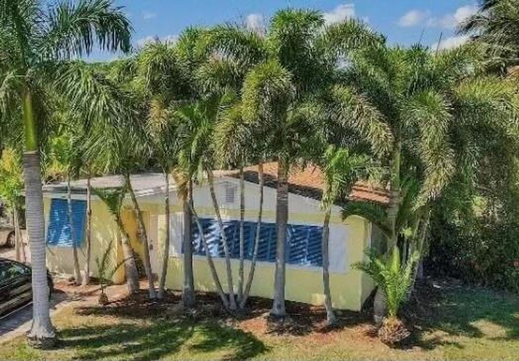 Photo of 3411 Capri Rd, Palm Beach Gardens, FL 33410 (MLS # F10319578)