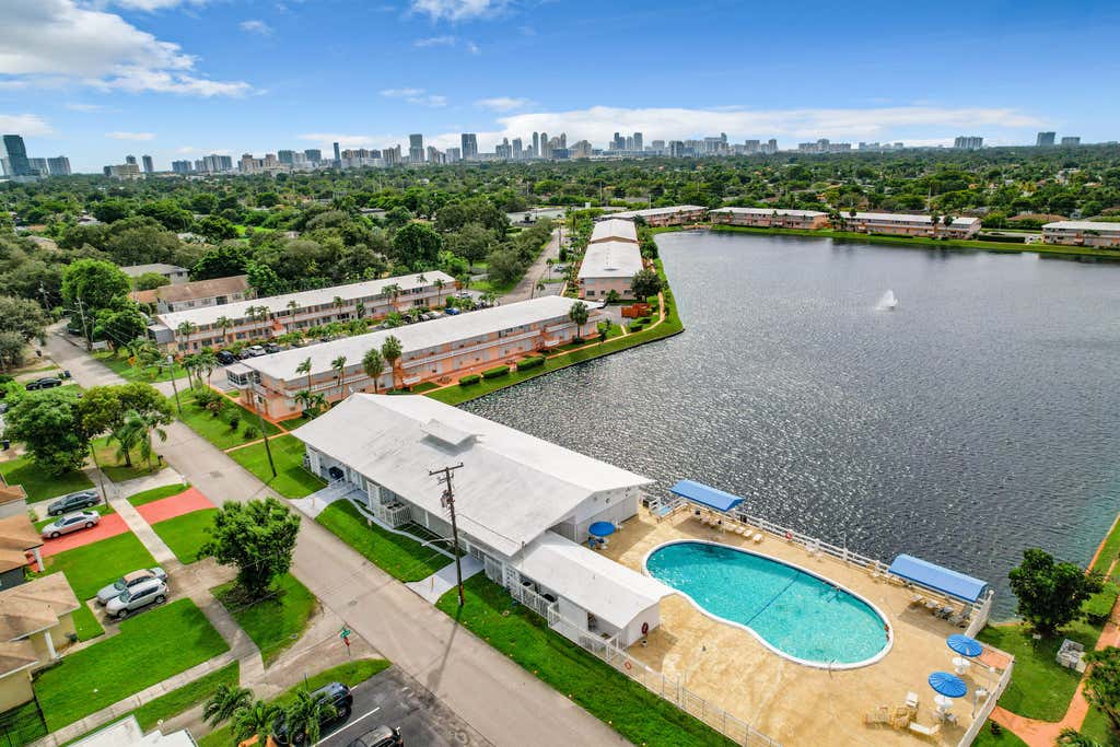 Photo of 815 SW 10th Terrace #17V, Hallandale Beach, FL 33009 (MLS # B26067490)