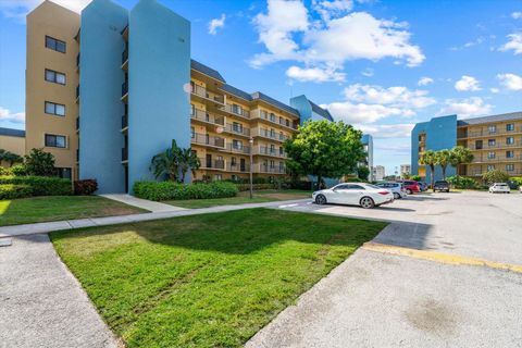 Condominium in West Palm Beach FL 2820 Tennis Club Drive.jpg