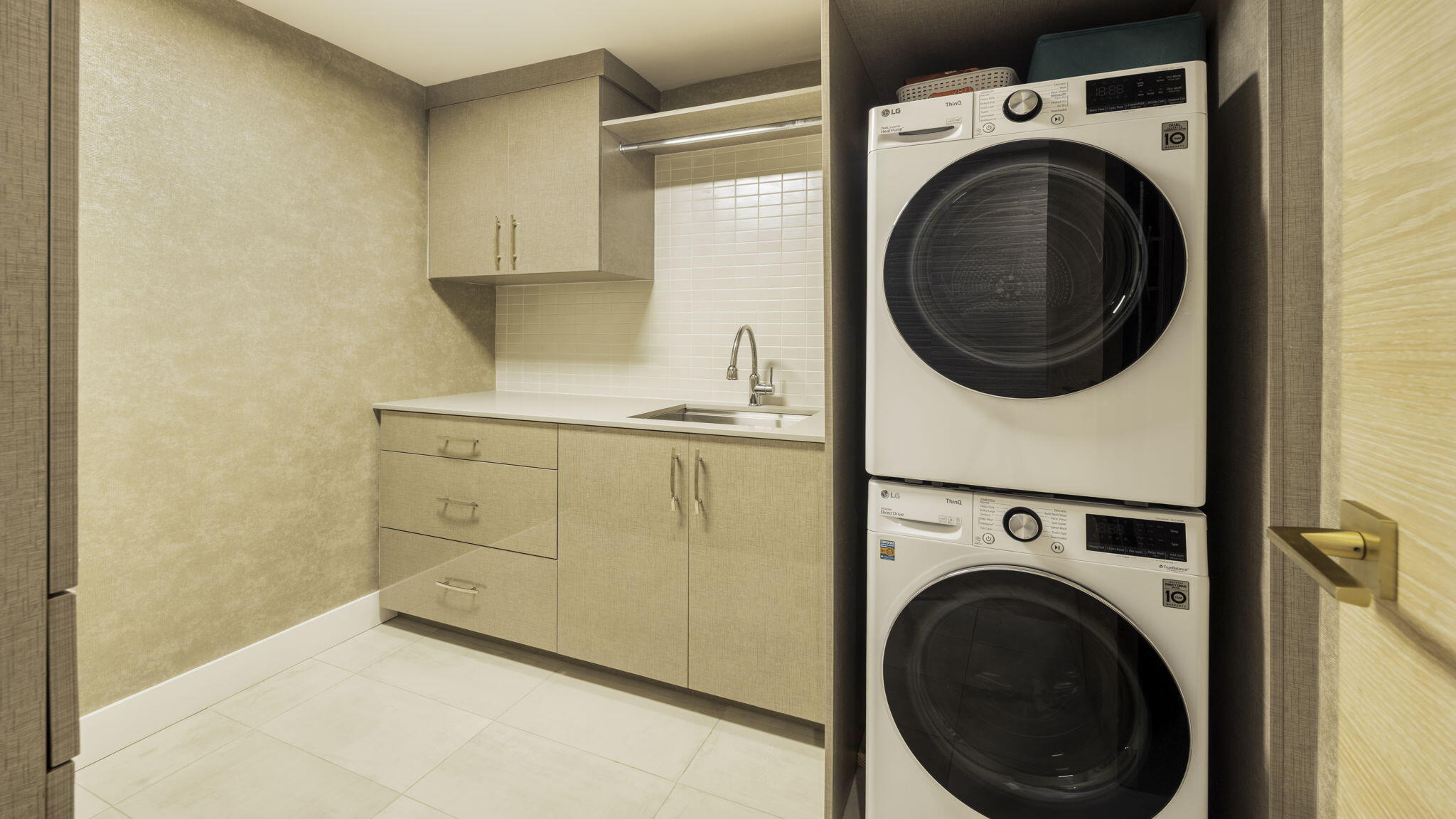 COCONUT GROVE RESIDENCES - Residential