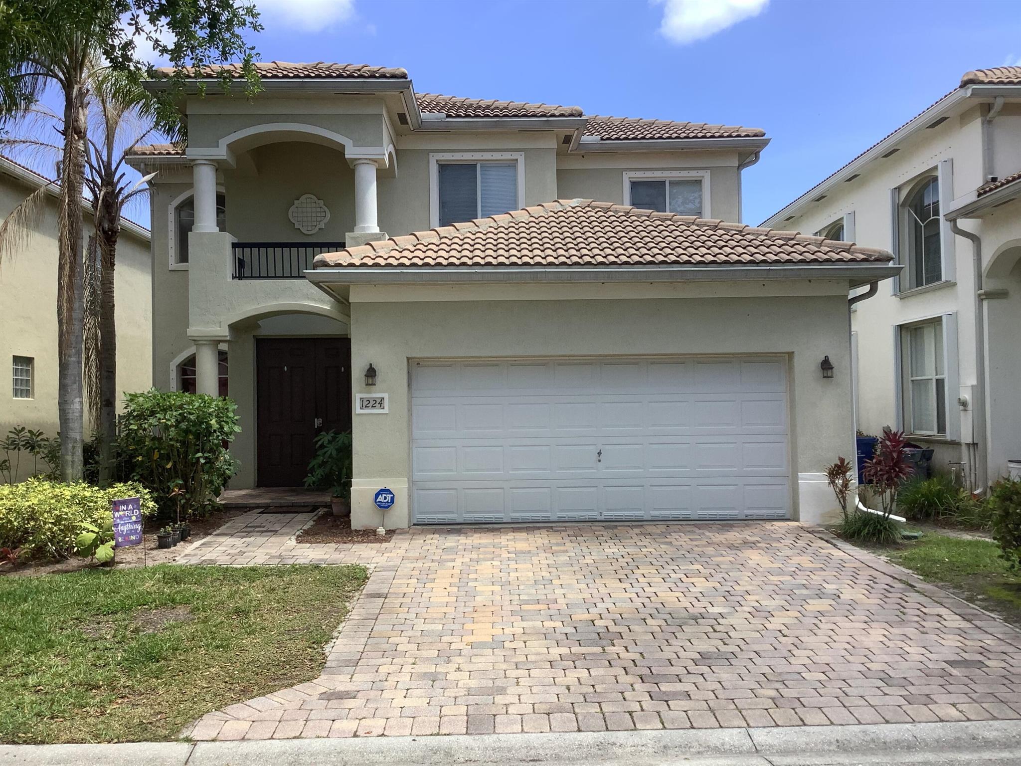 Nice home conveniently located near the beach, shopping and restaurants in a gated community.