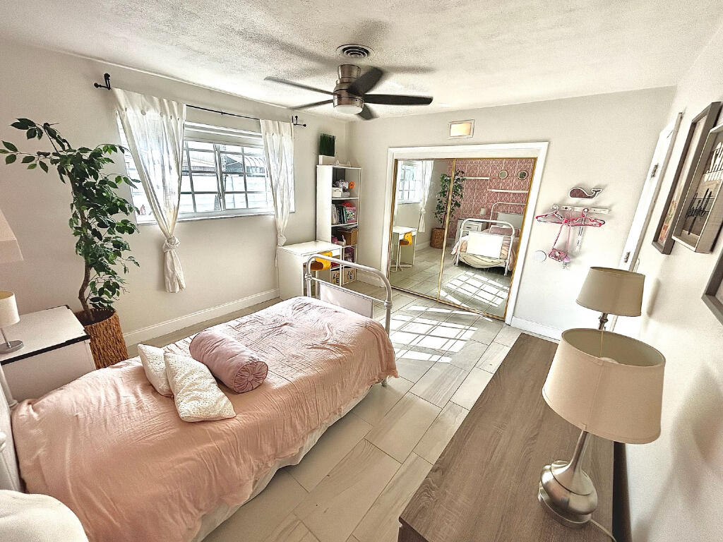 HOLLYWOOD HILLS - Residential