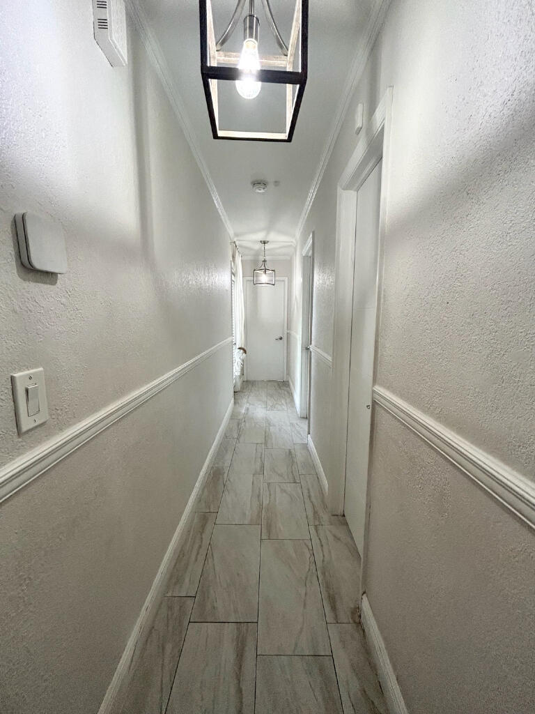 HOLLYWOOD HILLS - Residential