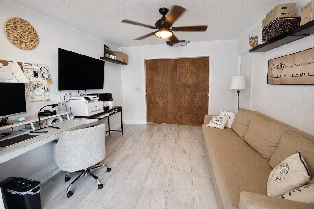 HOLLYWOOD HILLS - Residential