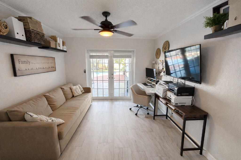 HOLLYWOOD HILLS - Residential