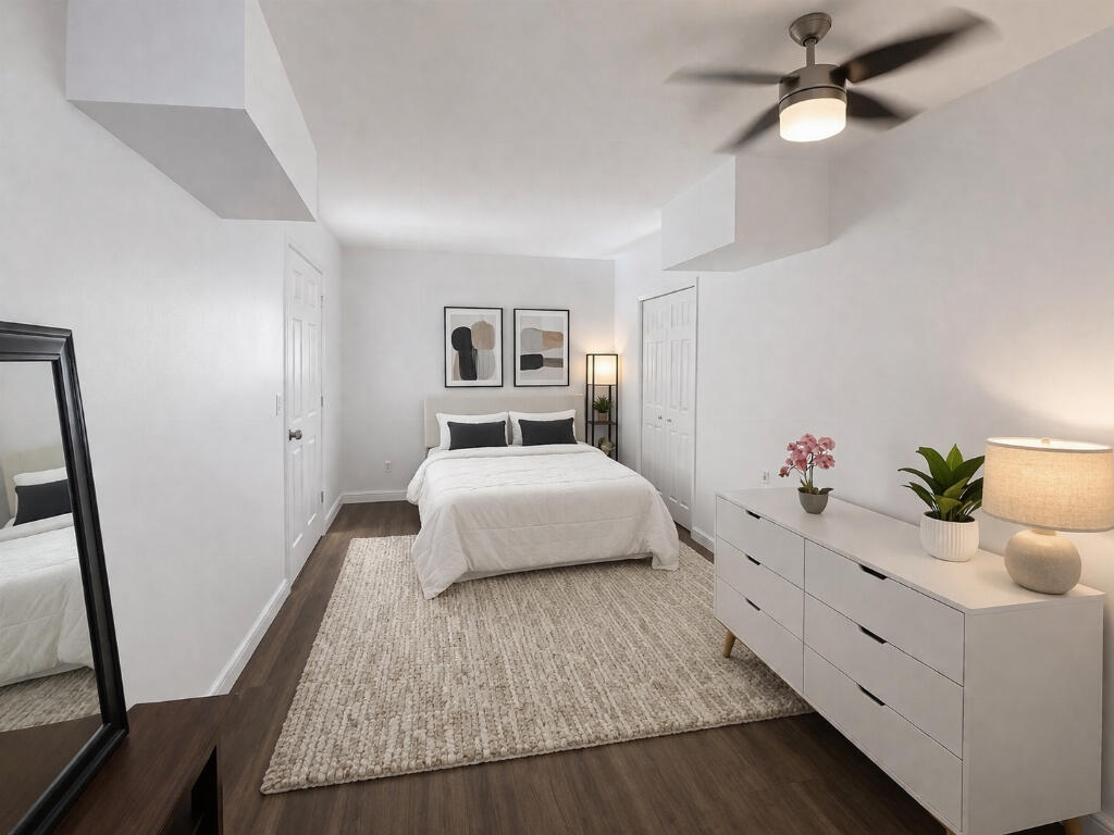 HOLLYWOOD HILLS - Residential