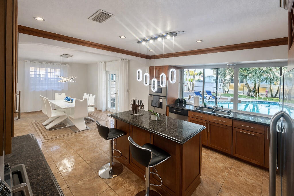 HOLLYWOOD HILLS - Residential