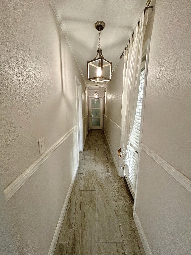 HOLLYWOOD HILLS - Residential