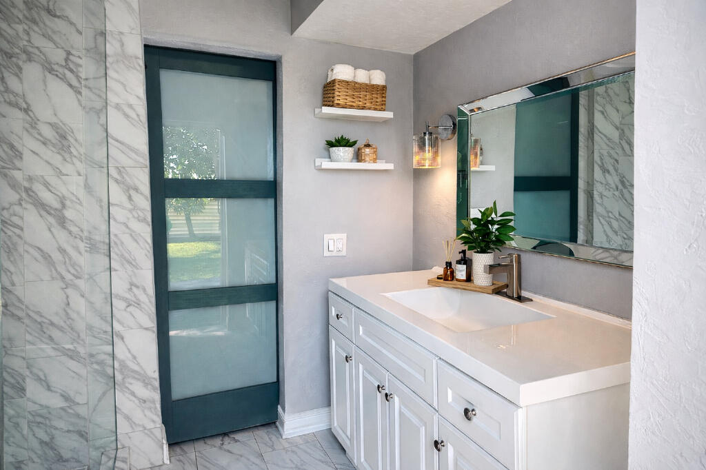 HOLLYWOOD HILLS - Residential