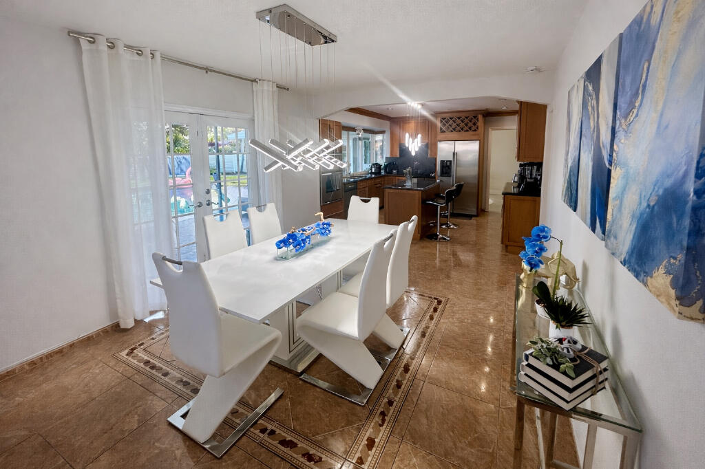 HOLLYWOOD HILLS - Residential