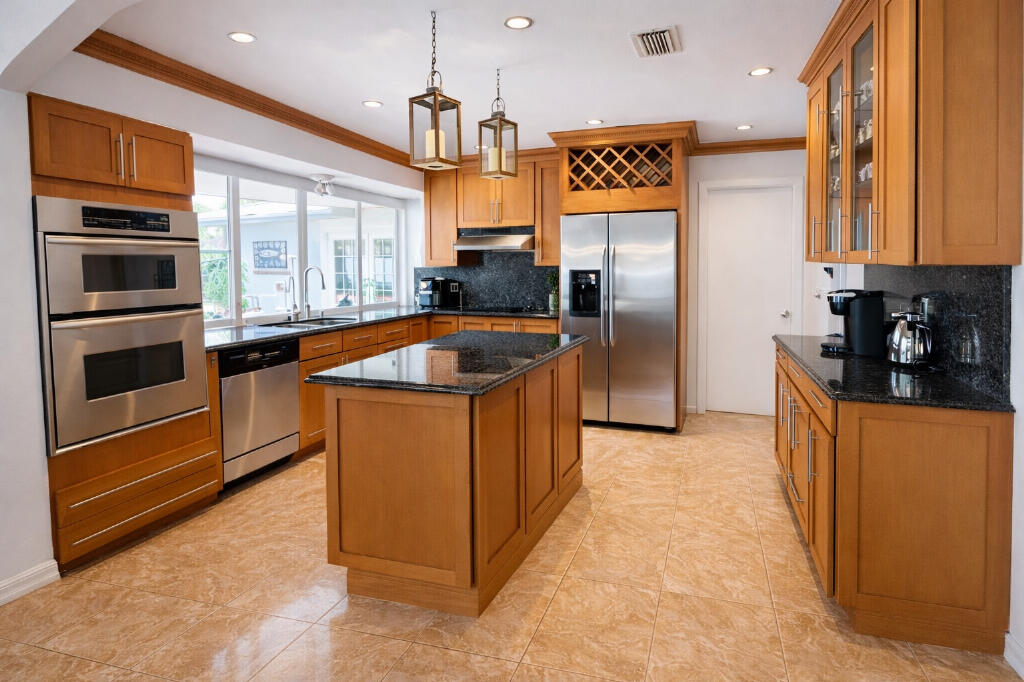 HOLLYWOOD HILLS - Residential