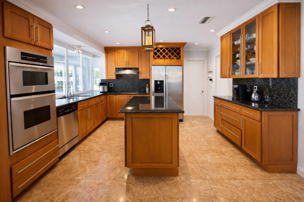 HOLLYWOOD HILLS - Residential