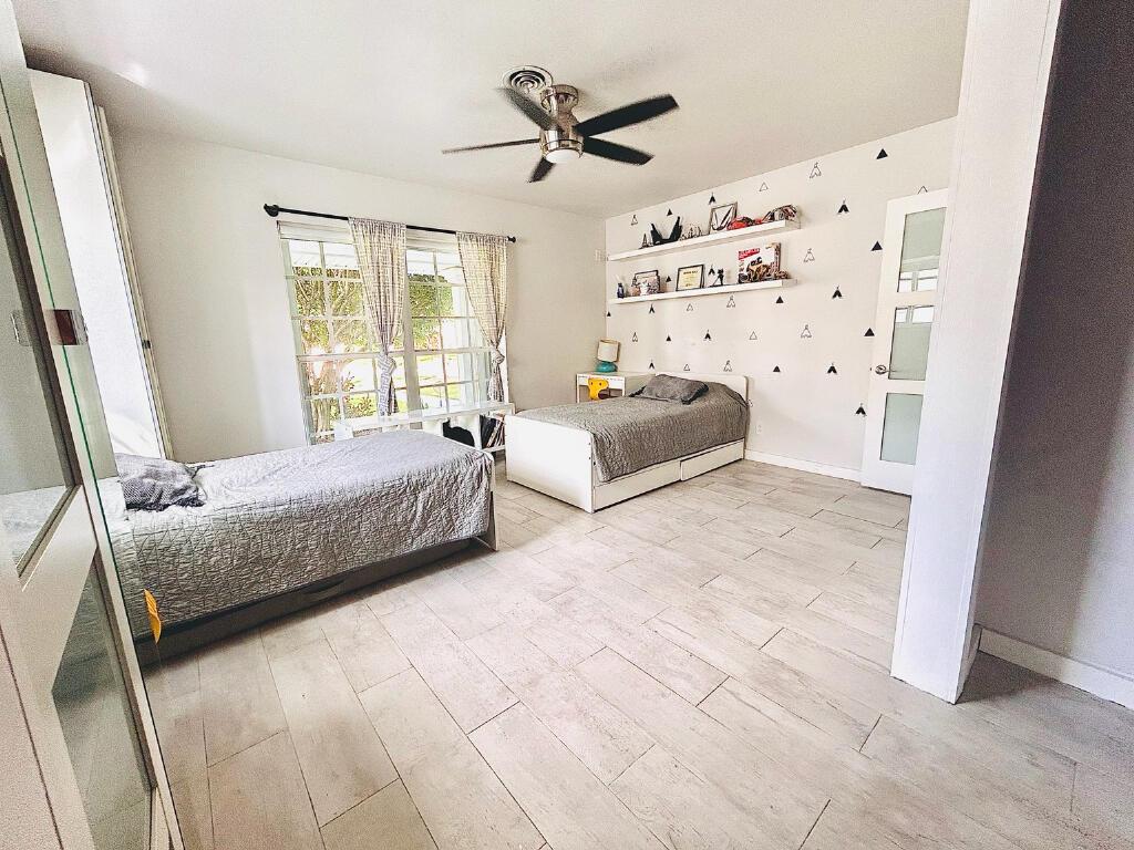 HOLLYWOOD HILLS - Residential