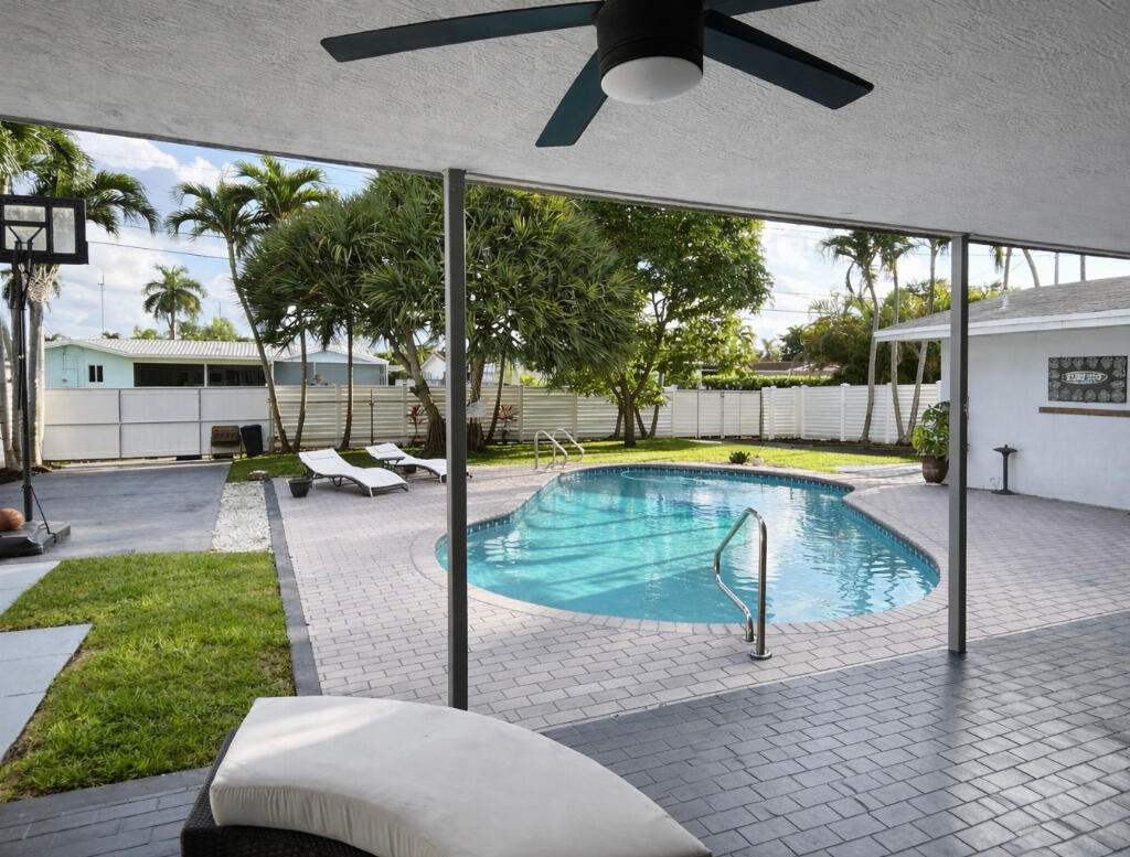 HOLLYWOOD HILLS - Residential