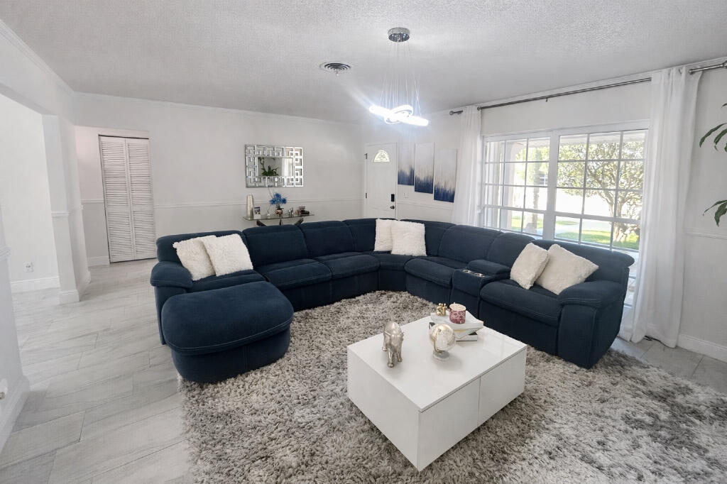 HOLLYWOOD HILLS - Residential