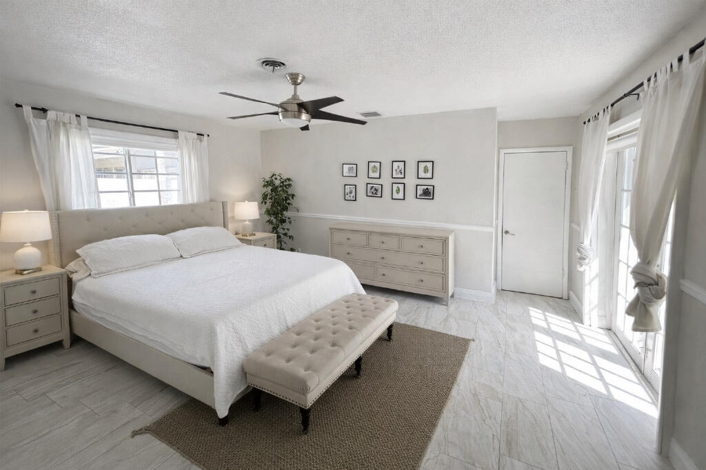 HOLLYWOOD HILLS - Residential