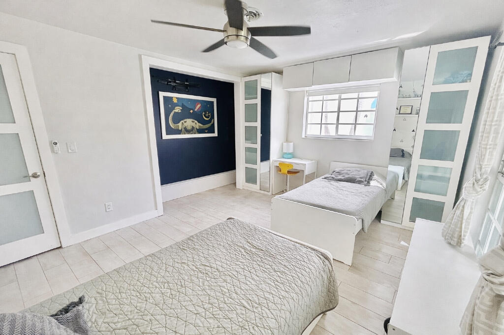 HOLLYWOOD HILLS - Residential