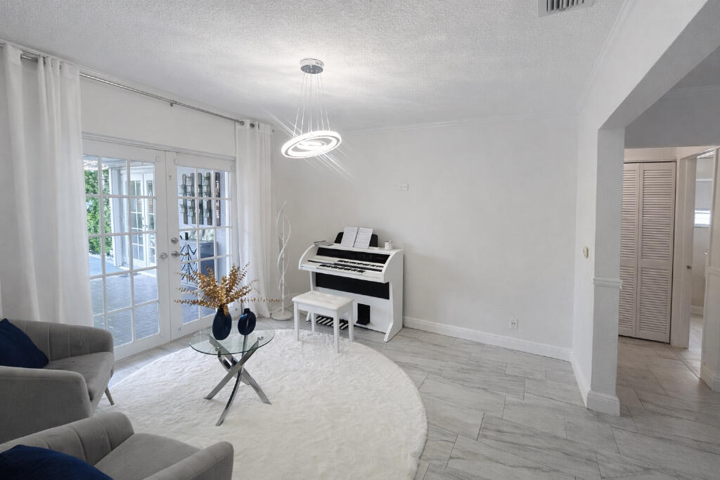 HOLLYWOOD HILLS - Residential