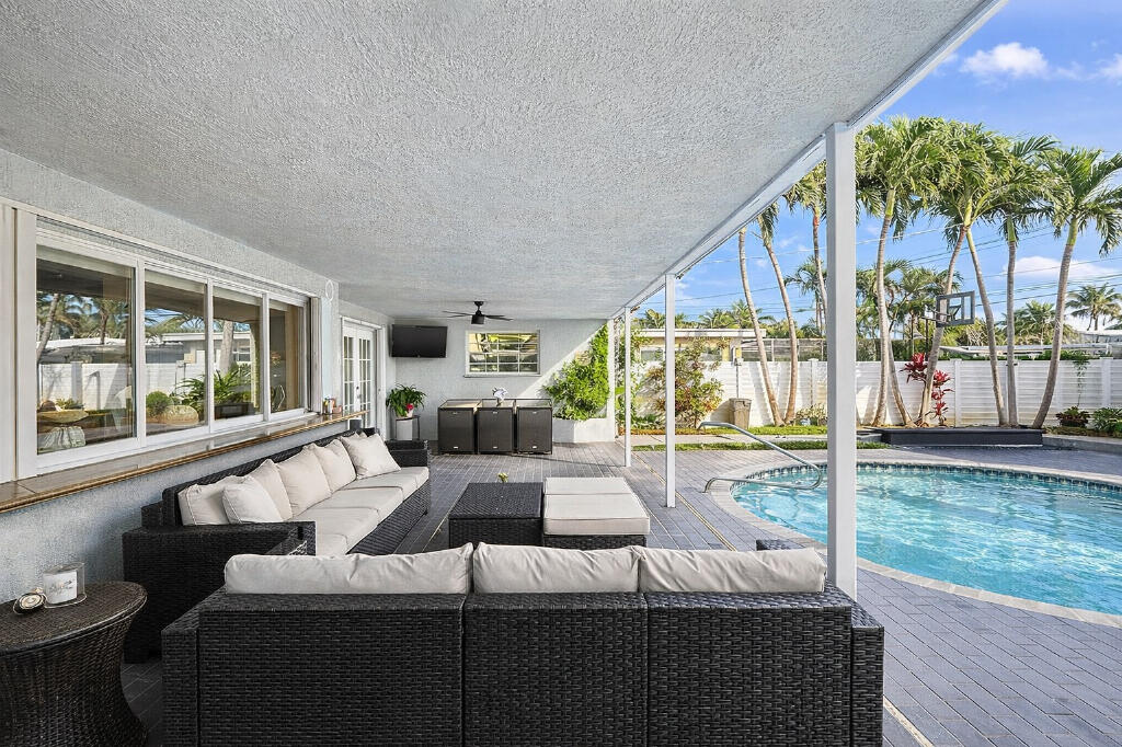 HOLLYWOOD HILLS - Residential